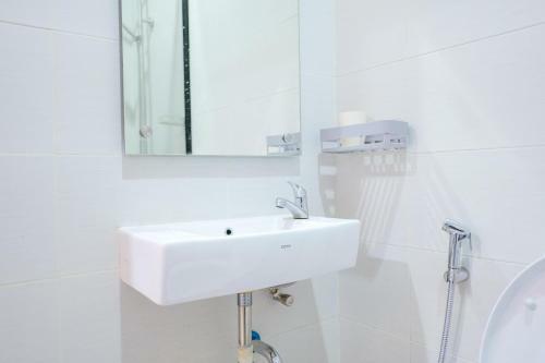 Hotel Reddoorz Near Trans Studio Mall Cibubur 3