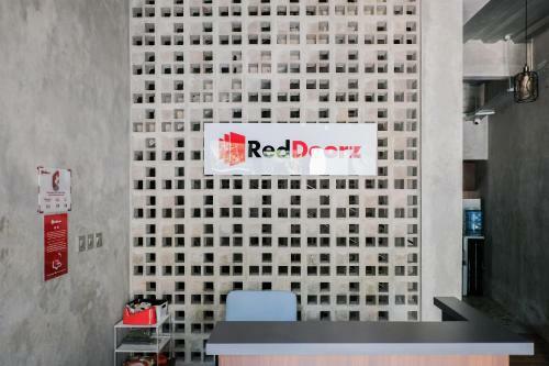 Hotel Reddoorz Near Trans Studio Mall Cibubur 3