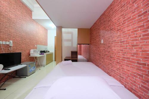Cozy And Minimalist Studio At Dave Apartment By Travelio