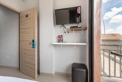 Hostal Reddoorz Near Tanjung Duren 2