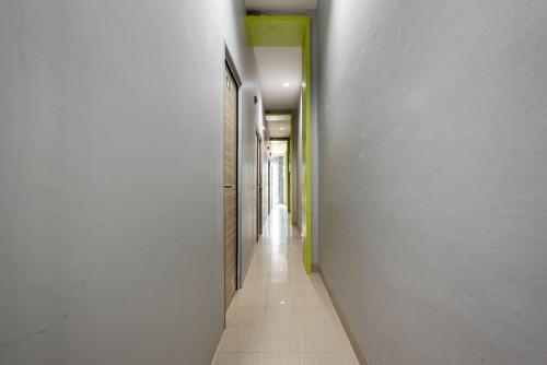 Hostal Reddoorz Near Tanjung Duren 2