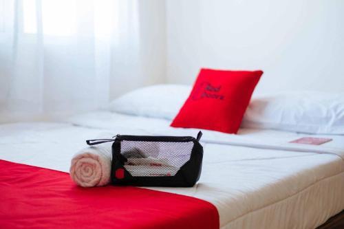 Hostal Reddoorz Near Tanjung Duren 2