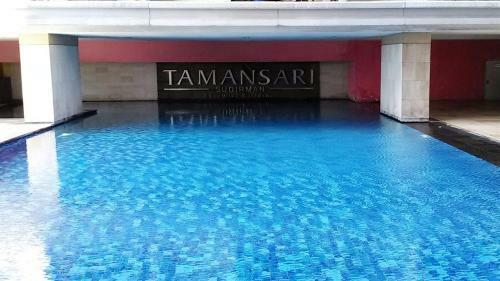 Modern And Comfy Studio Tamansari Sudirman Apartment By Travelio