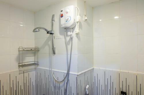 Modern And Comfy 2br Green Pramuka Apartment By Travelio