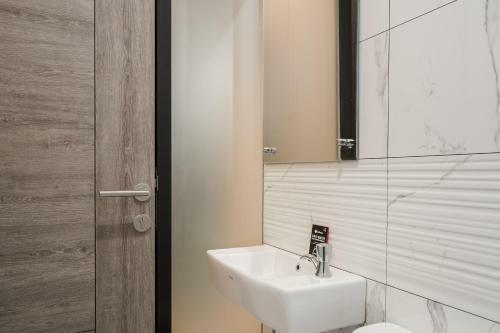 Hotel Reddoorz Plus Near Senayan City