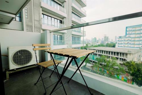 Monas View Studio Apartment At Capitol Suites By Travelio