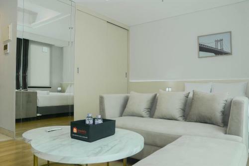 Comfortable Studio Room At Capitol Suites Apartment By Travelio