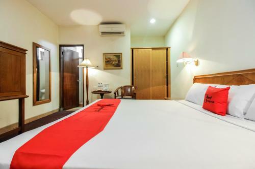 Hostal Reddoorz Plus Near Gbk Senayan