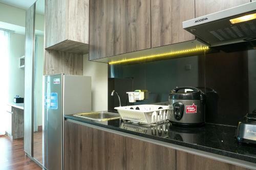 Modern And Comfy Studio Puri Orchard Apartment By Travelio