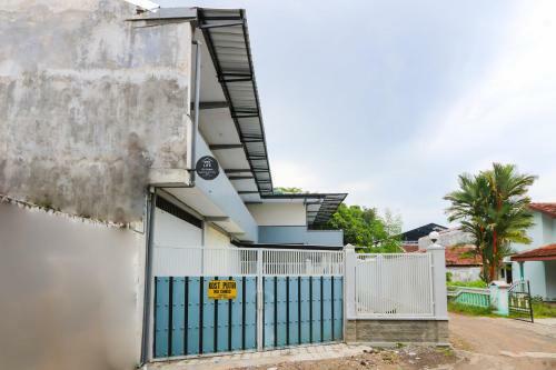 Hotel Oyo Life 3187 Kost Putri Bu Chris