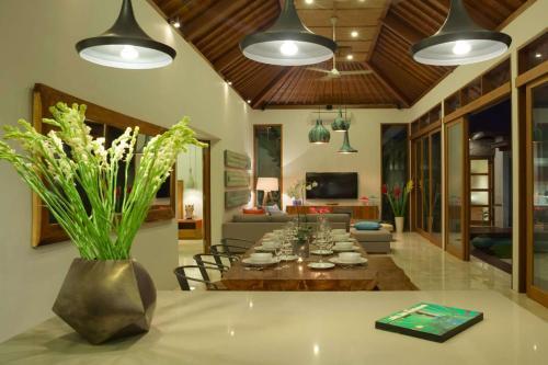Luxury 4 Bedroom Villa With Private Pool, Bali Villa 2043
