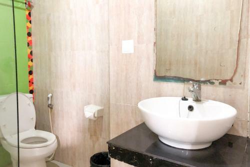 Hotel Reddoorz Near Pantai Pede