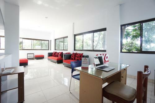Hotel Oyo 2566 Putri Kesia Rooms