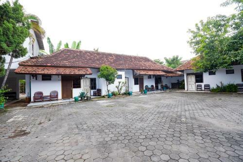 Hotel Spot On 2865 Sartika Inn Pati