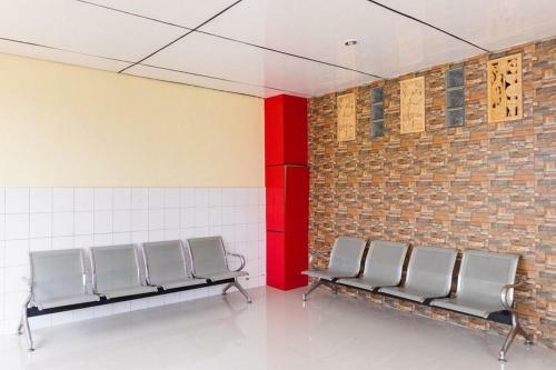 Hostal Reddoorz Plus @ Jalan Gatot Subroto Medan