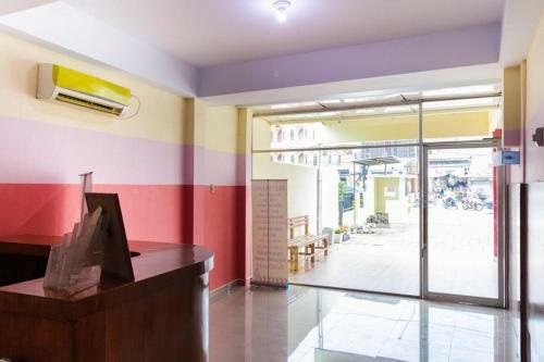 Hostal Reddoorz Plus @ Jalan Gatot Subroto Medan