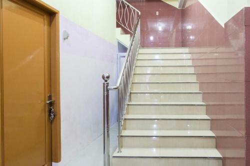 Hostal Reddoorz Plus @ Jalan Gatot Subroto Medan