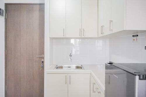 Minimalist 2br At Emerald Bintaro Apartment By Travelio