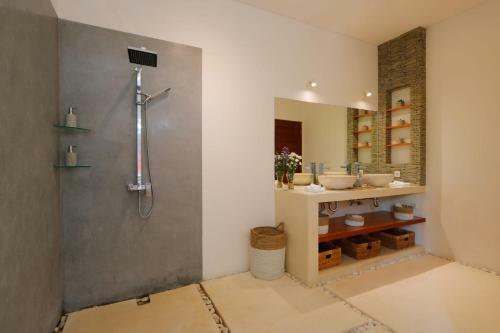 Exclusive Villas Complex 7 Br Seminyak Center W Staff