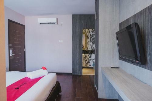 Hostal Reddoorz Plus Near Pantai Coastarina 2