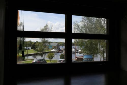 Hostal Lough Derg House & The Lake Cafe