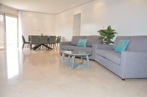 Renovated 3 Bedroom - Residence With Pool Next The Beach