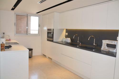 Renovated 3 Bedroom - Residence With Pool Next The Beach