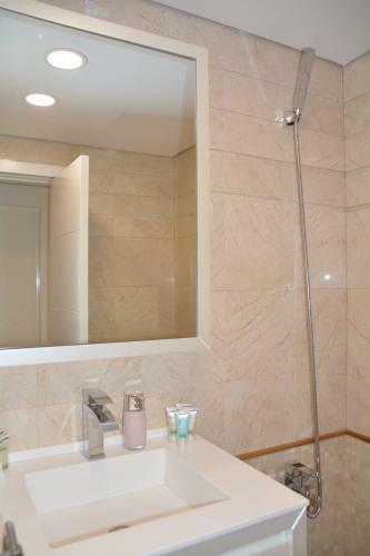 Renovated 3 Bedroom - Residence With Pool Next The Beach