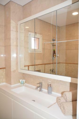 Renovated 3 Bedroom - Residence With Pool Next The Beach