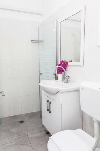 Tlv Port 2 Bedroom Apartment With A Balcony