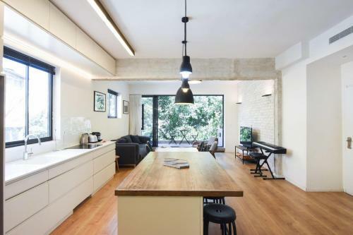 Apartamento Industrial Chic 2br In Dizengoff 35 By Holyguest