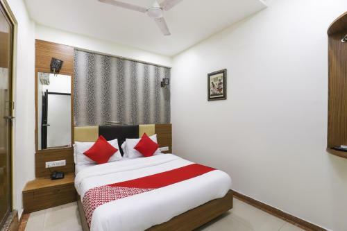 Oyo 71040 Hotel Sagar Palace
