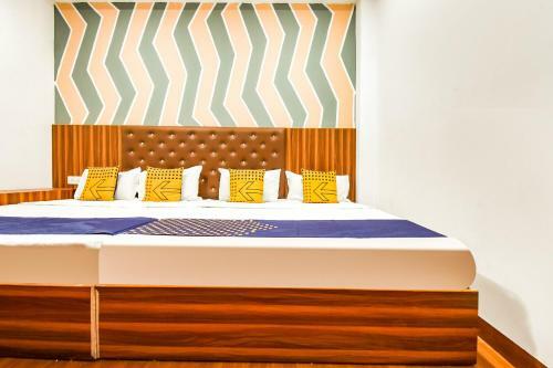 Spot On 64014 Hotel Royal House