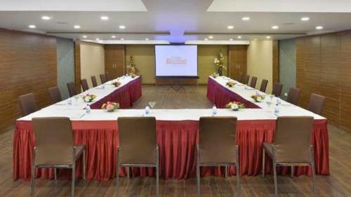 Hotel Pride Biznotel - The Maison Anand