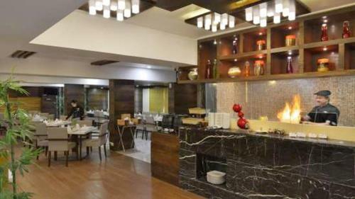 Hotel Pride Biznotel - The Maison Anand