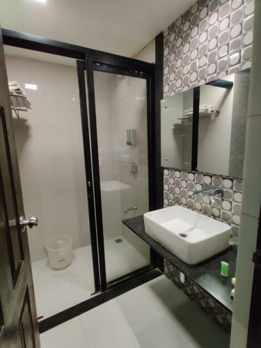 Hotel Pride Biznotel - The Maison Anand