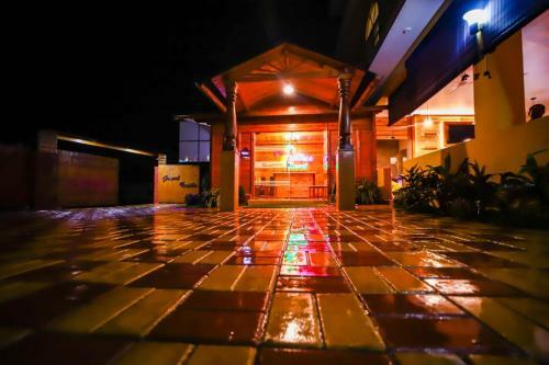 Hotel Grand Vatika Resort