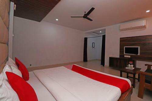 Capital O 30234 Hotel Shri Sai Amrit