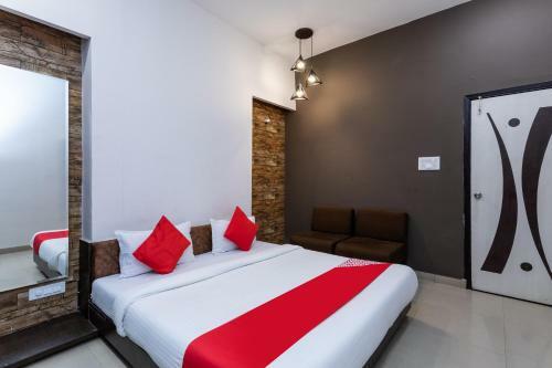 Oyo Flagship 76610 Hotel Grandeur