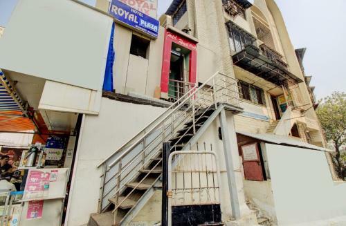 Oyo 77255 Hotel Royal Plaza