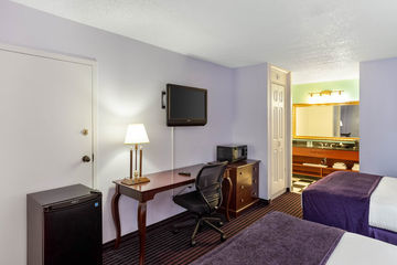 Maison St. Charles Hotel And Suites