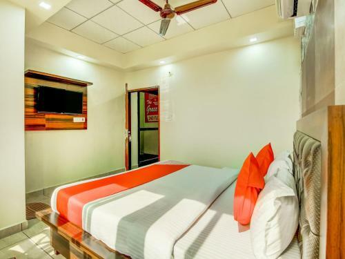 Oyo 74839 Bharat Hotel