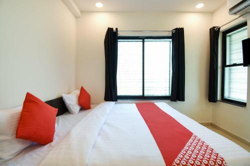 Hotel Oyo 47606 White House Regency