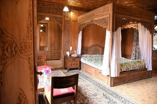 Yadgaar Houseboats