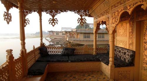 Yadgaar Houseboats