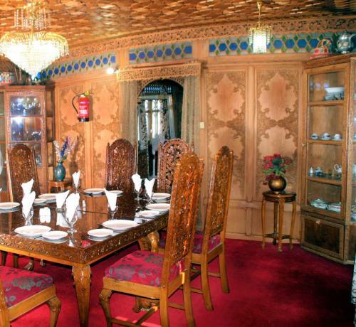 Yadgaar Houseboats