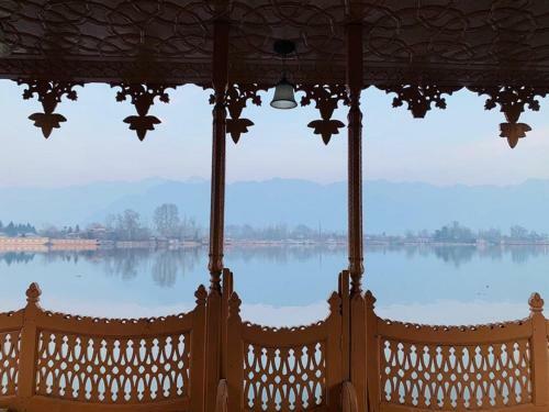 Yadgaar Houseboats