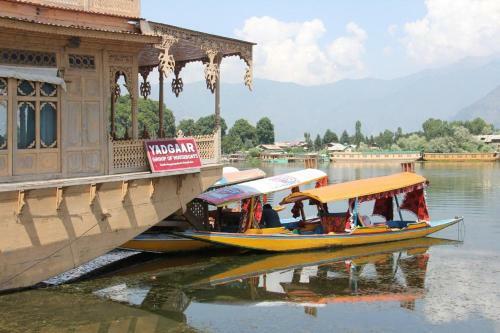Yadgaar Houseboats
