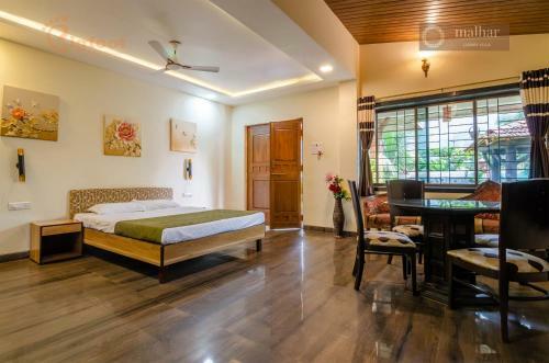 Bed & Breakfast Bigfoot Stay - Malhar Villa