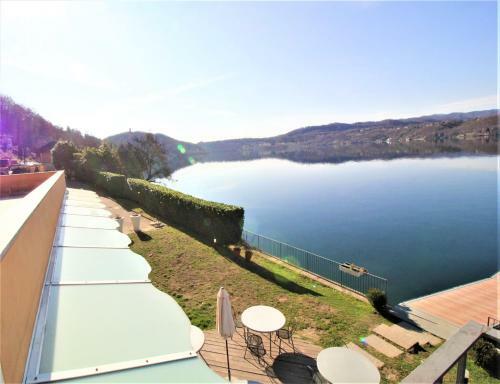 Lakefront Apartment With Spectacular Views